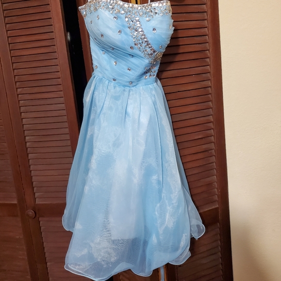 Dresses & Skirts - Short formal dress